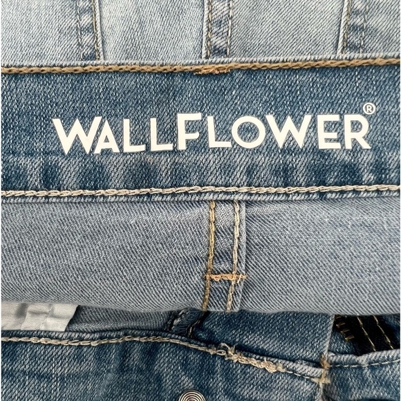 Wallflower The Legendary Fit Stretch Cuffed Hem Jean Shorts Size 9 Women’s - Picture 2 of 6
